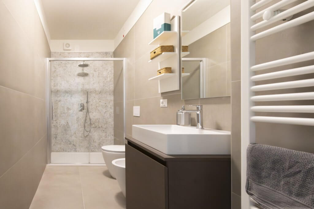 bagno con cabina doccia a vetro