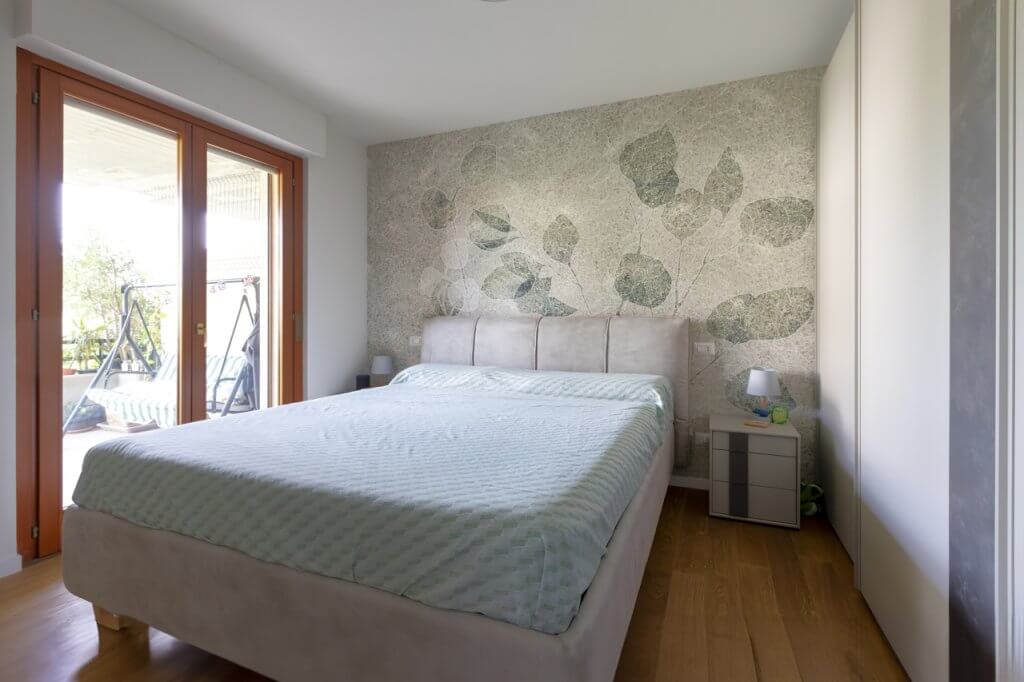 camera da letto con carta da parati a tema natura