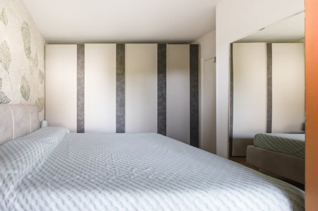 camera da letto con ampio armadio