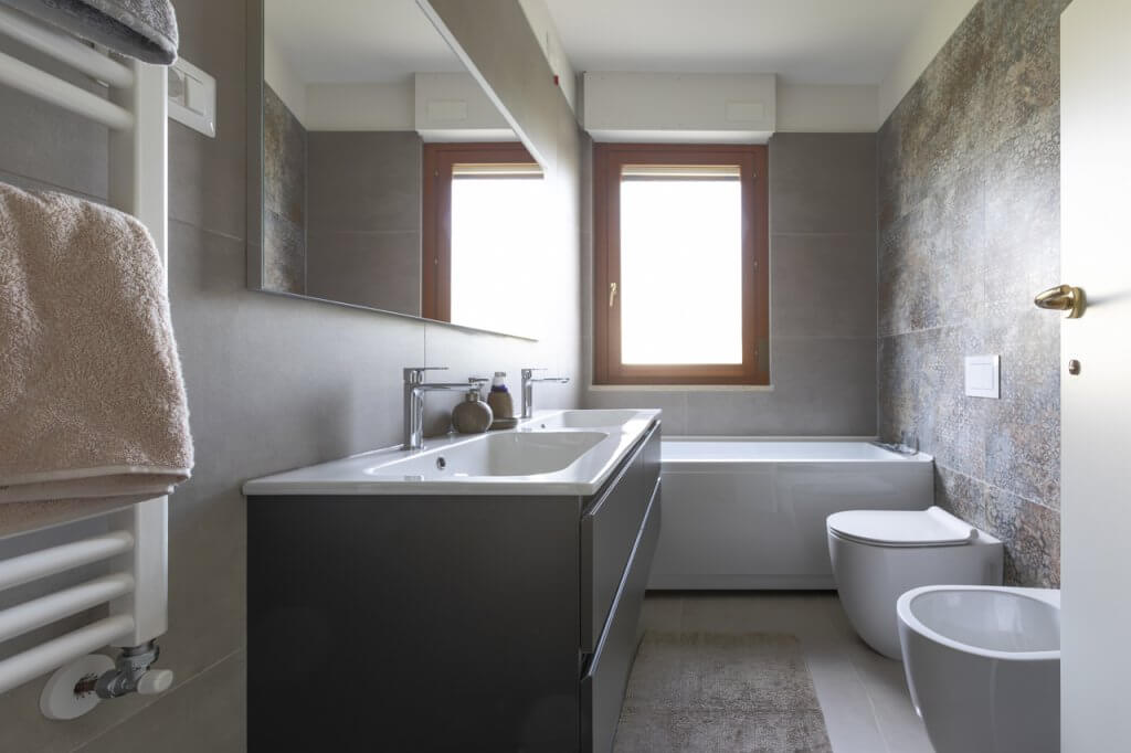 Bagno con vasca sottostante alla finestra