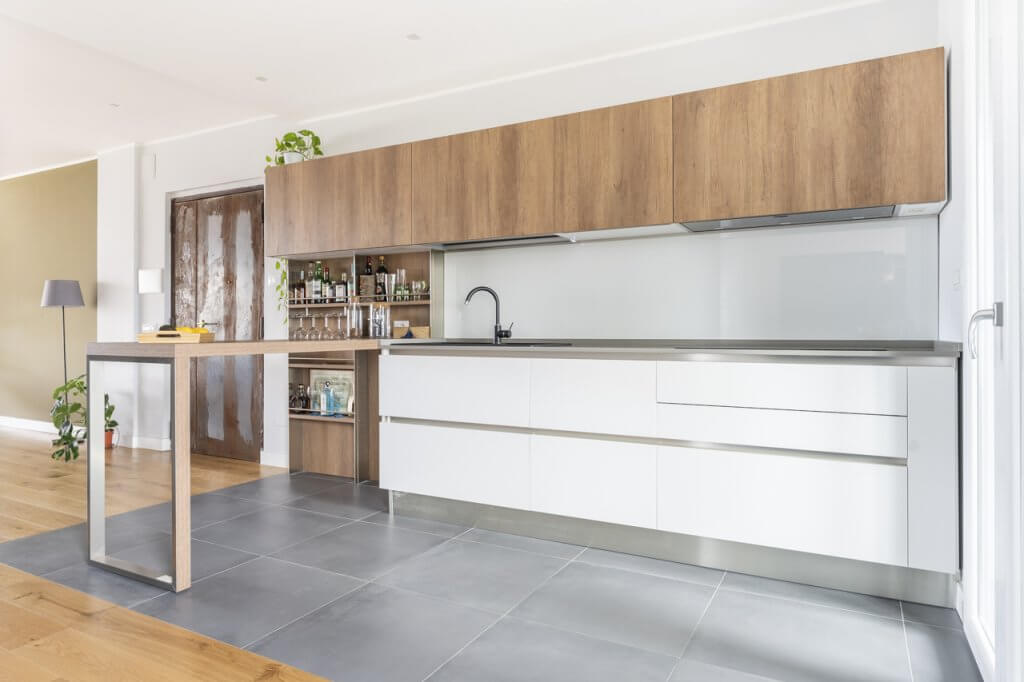 cucina in legno con penisola