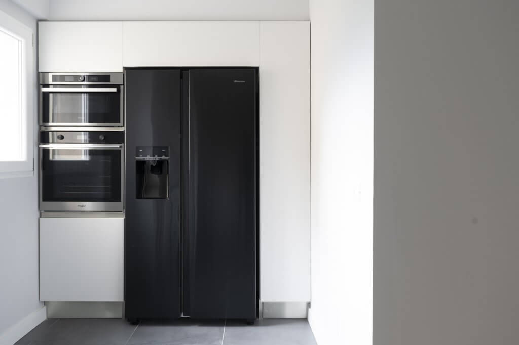 frigo nero cucina moderna