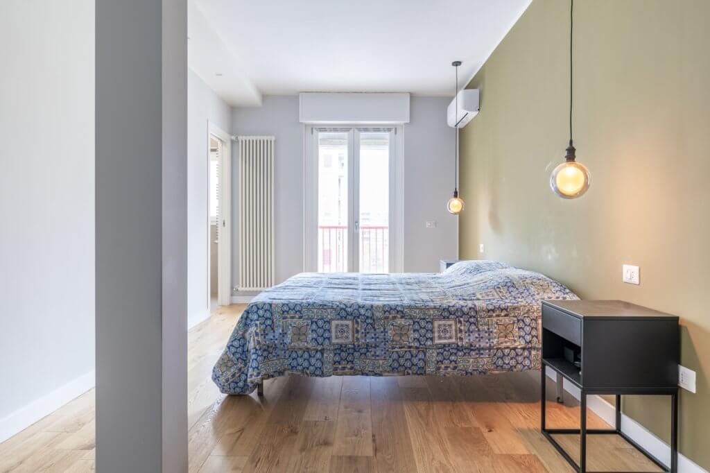 camera da letto con lampade a sospensione