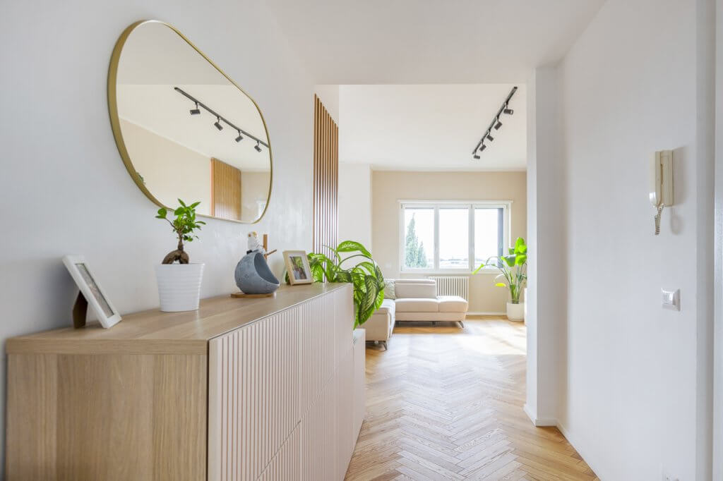 salotto contemporaneo con mobiletto in legno