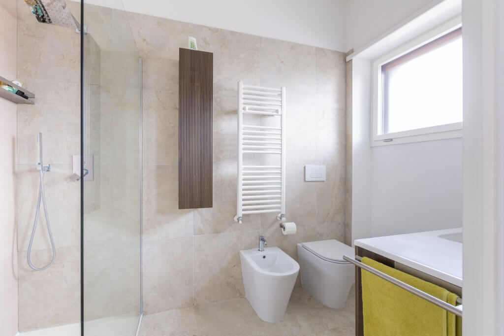 bagno con piastrelle in grès effetto marmo