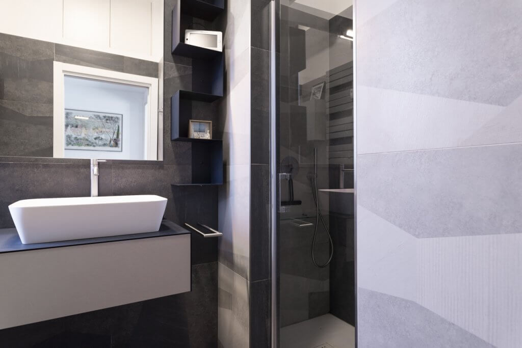 bagno con linee geometriche