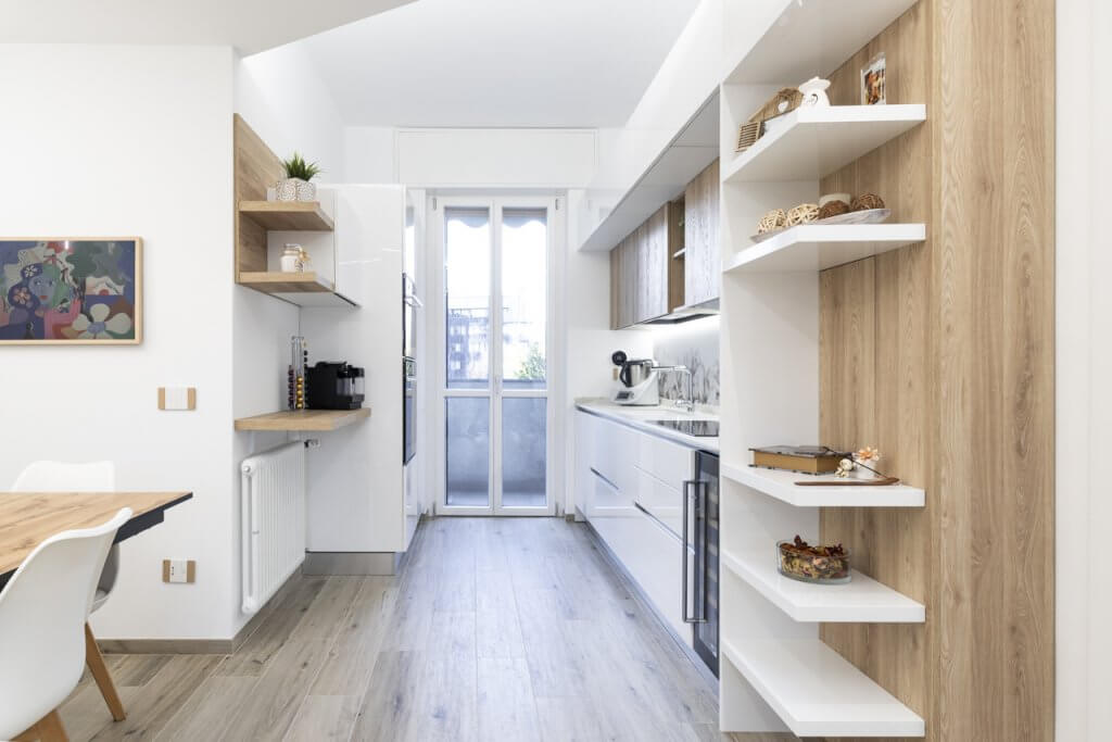 cucina con arredo dai toni chiari