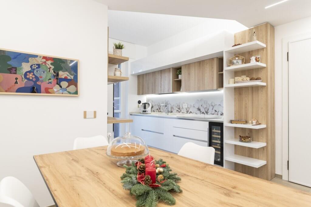 open space con tavolo in legno