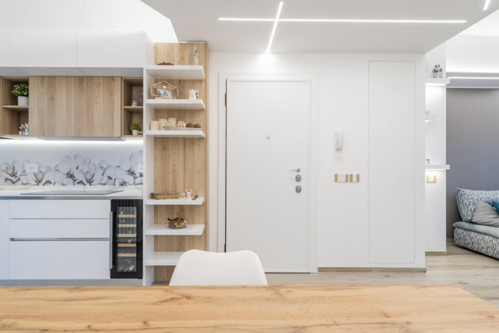 open space con componenti d'arredo bianche e in legno