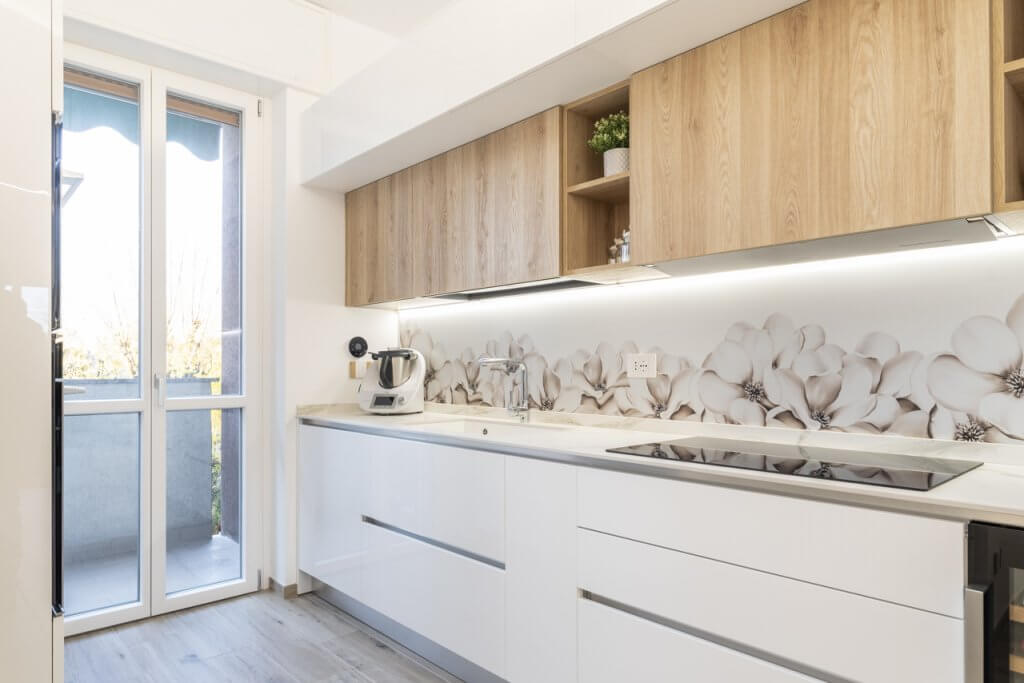 cucina con paraschizzi a tema floreale