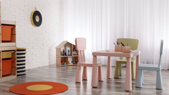 Cameretta Montessoriana: uno spazio all’insegna della libertà e della crescita per i più piccoli | Facile Ristrutturare Cameretta montessoriana tavolino e sedioline