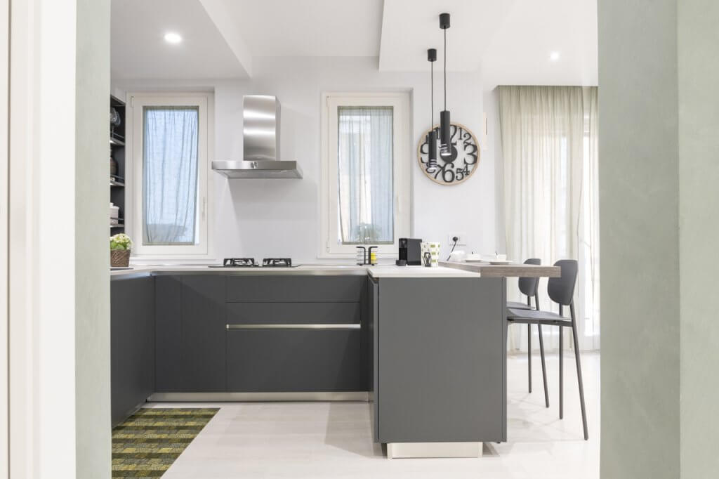 cucina con lampade a sospensione
