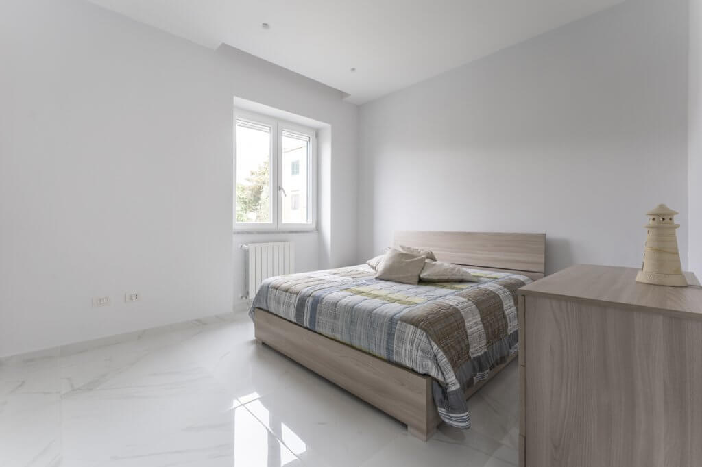 camera da letto con arredamento minimal