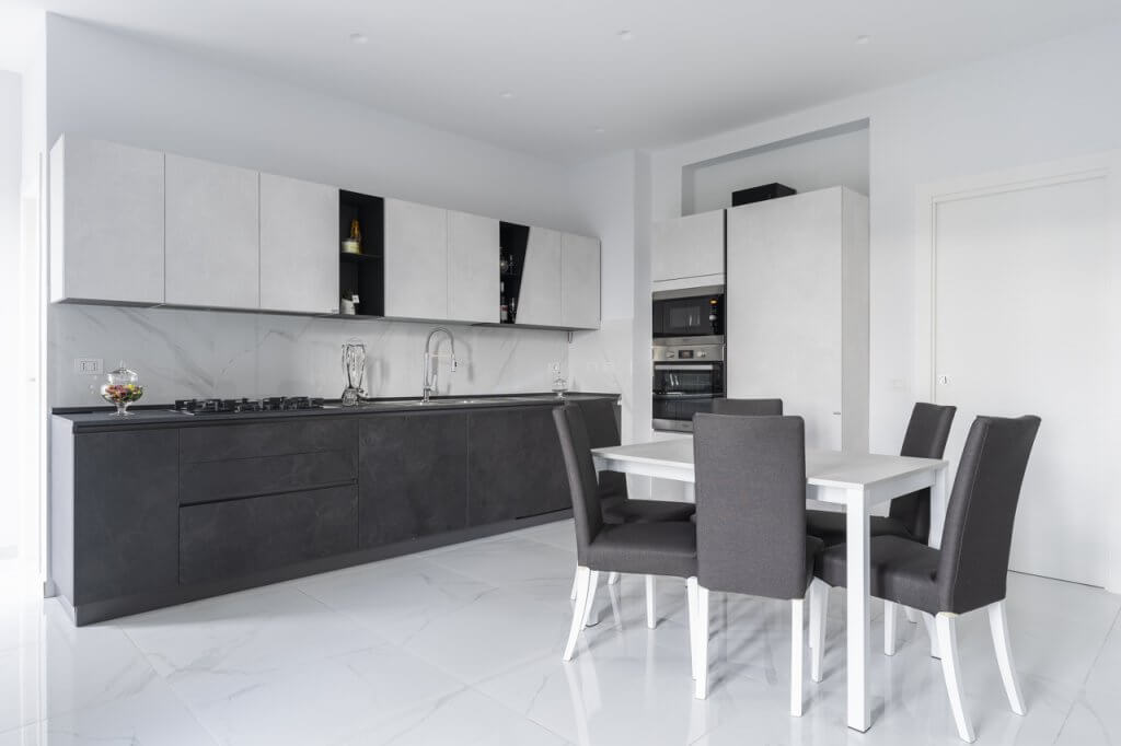 cucina color bianco e antracite