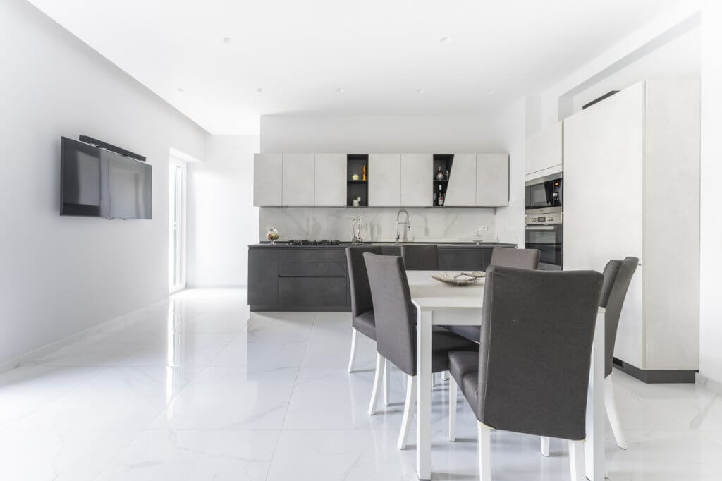 open space con pavimento in gres effetto marmo