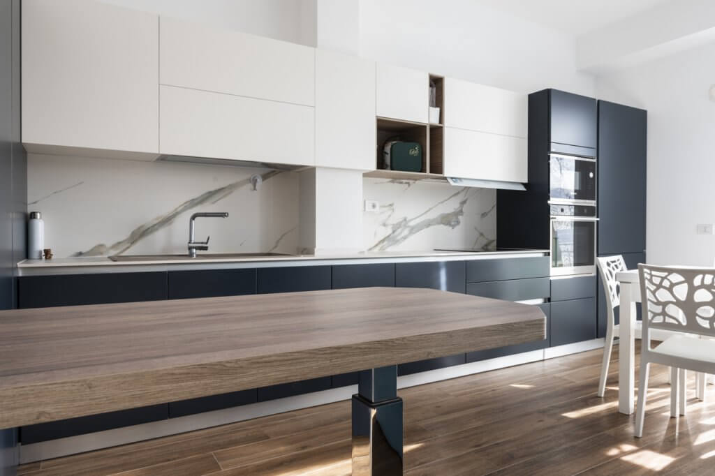 cucina black and white