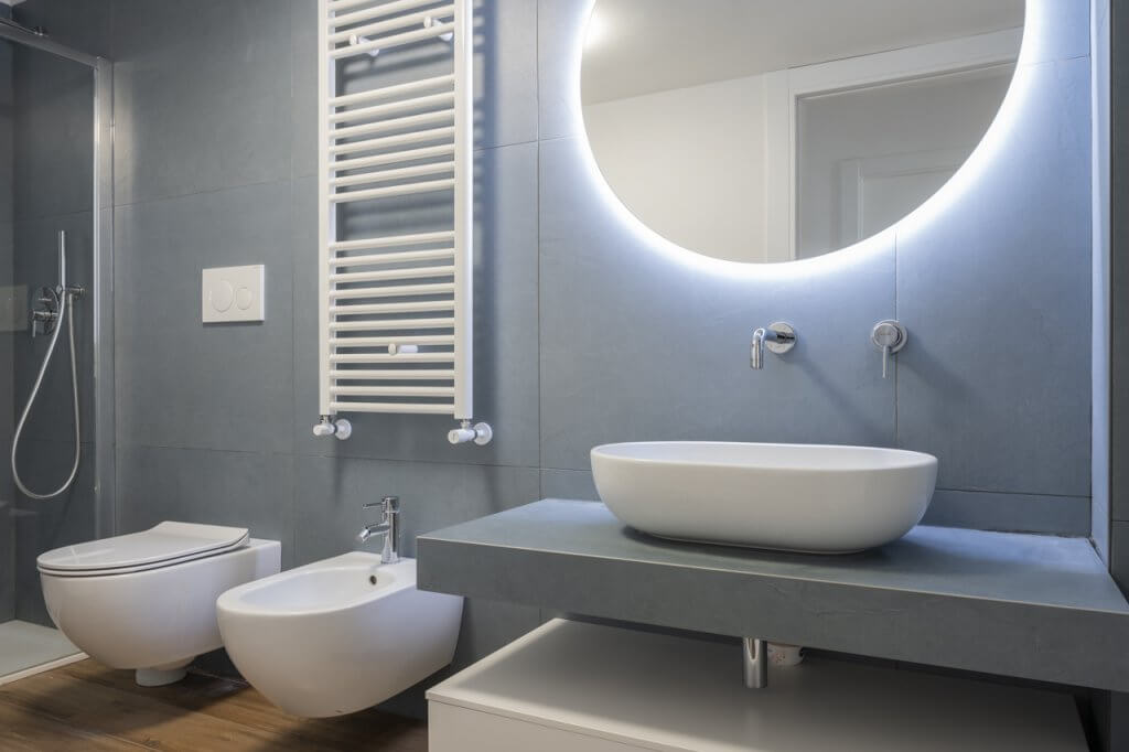 bagno moderno con pareti carta da zucchero