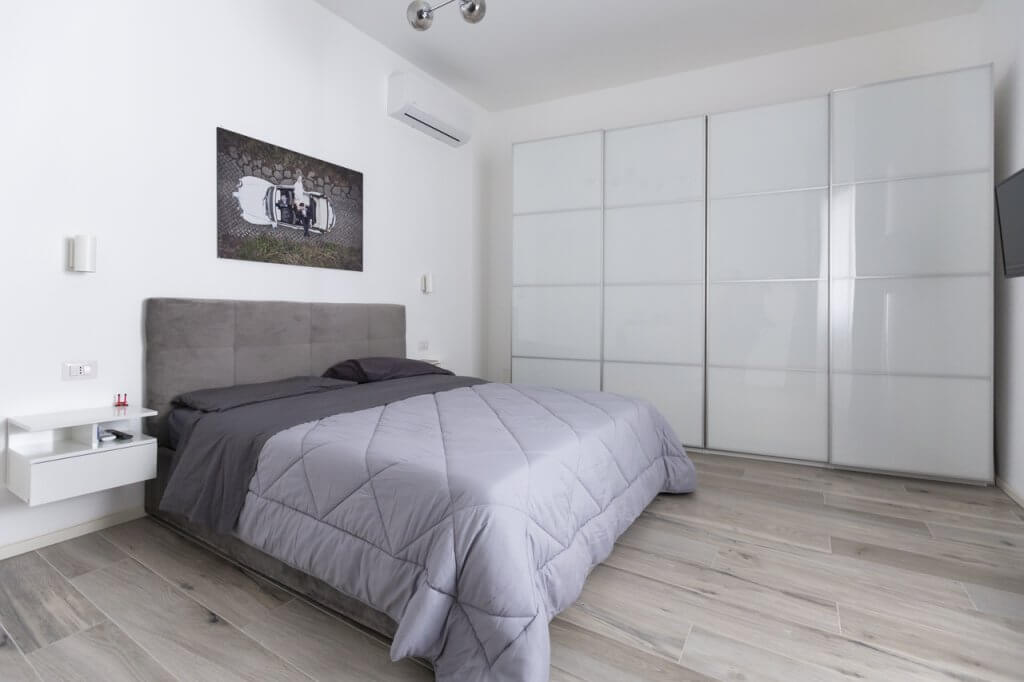 Camera da letto moderna con armadio bianco
