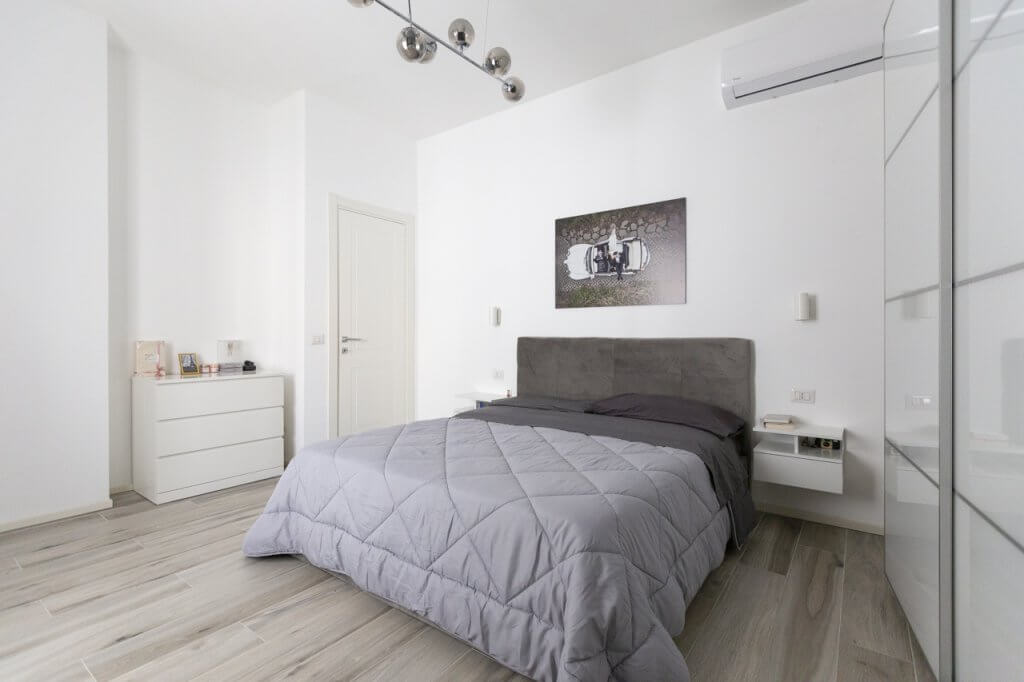 Camera da letto moderna pavimento gres effetto legno