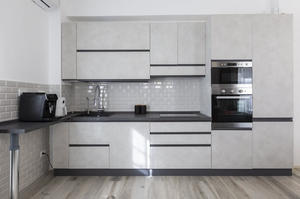 Open space cucina moderna pavimento in gres porcellanato effetto legno
