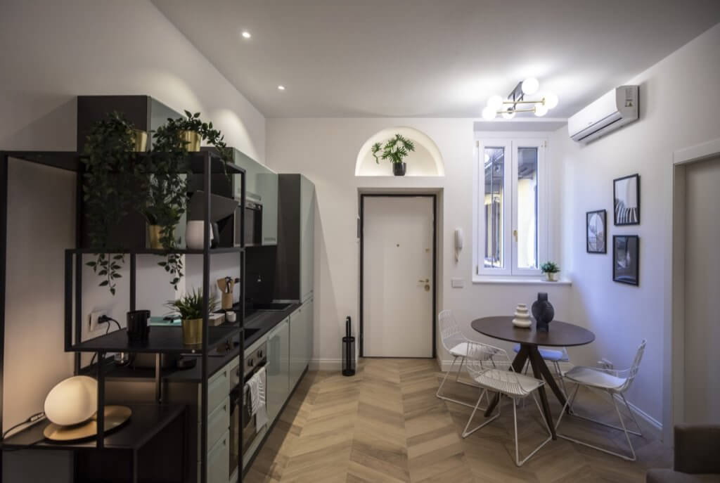 casa Elen Ellis, ingresso con parquet a spina di pesce gres porcellanato
