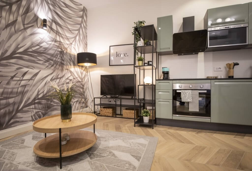 casa Elen Ellis, soggiorno cucina con parete attrezzata e parquet a spina di pesce