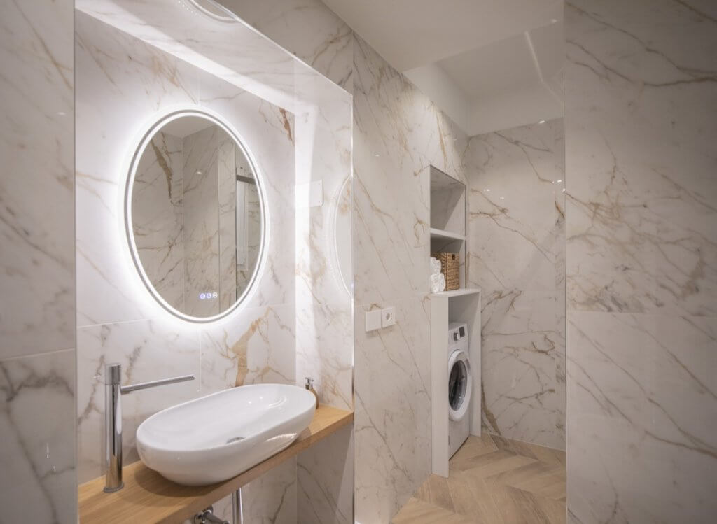 casa Elen Ellis, bagno moderno con lavandino di design e specchio circolare