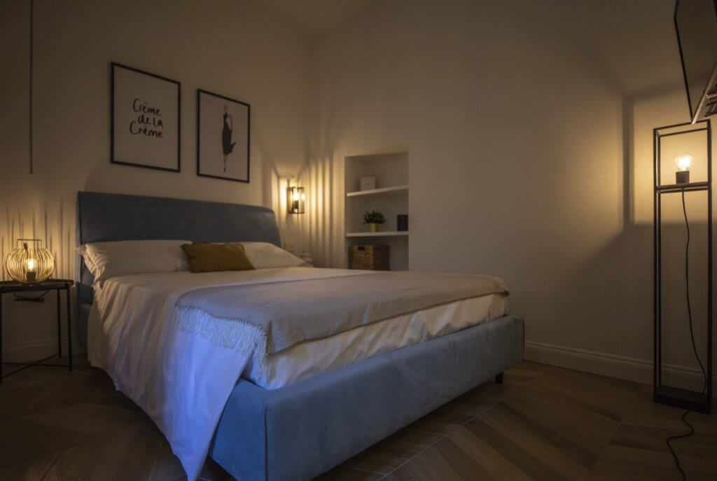 casa Elen Ellis, camera da letto contenitore illuminazione industriale