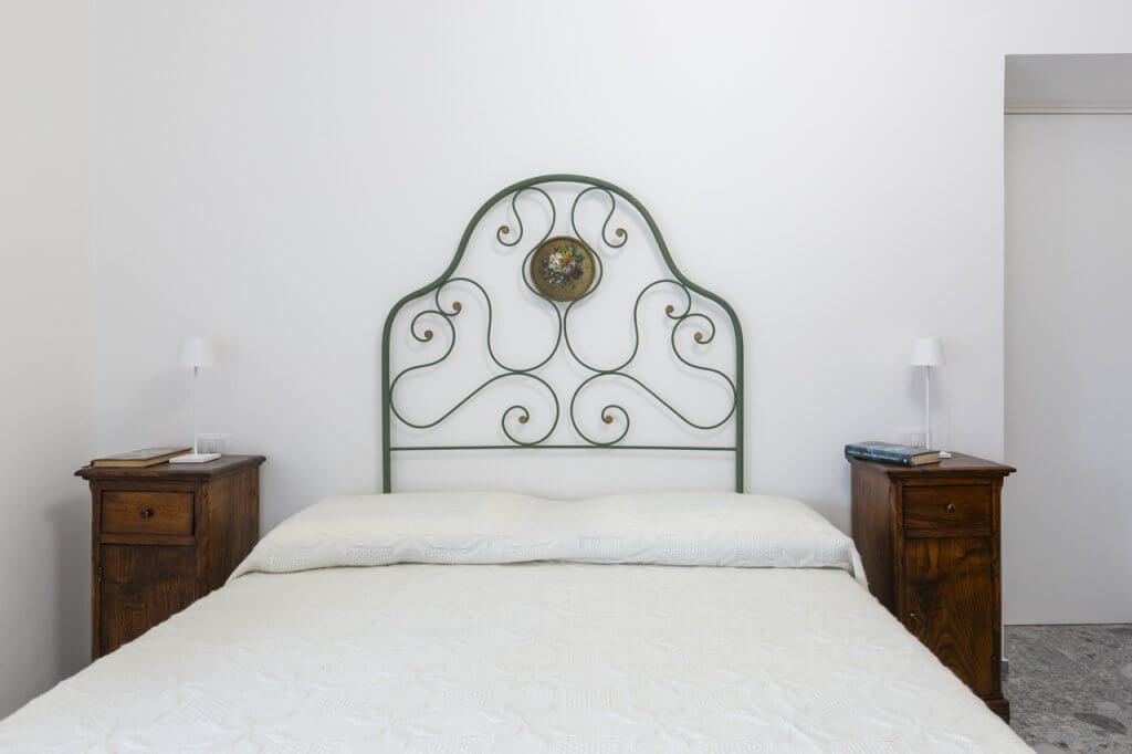 camera da letto con comodini in legno