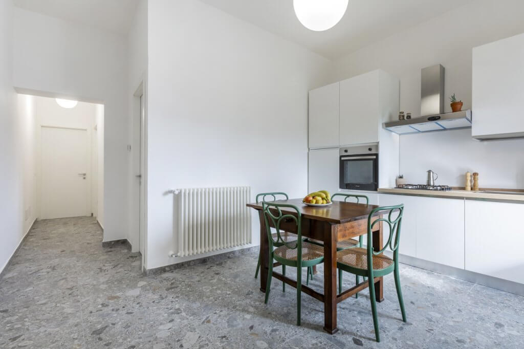 tavolo quadrato in legno e sedie vintage