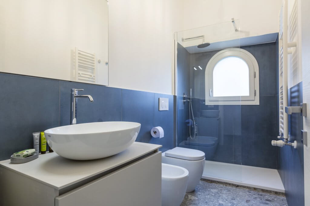 pareti bagno rivestite in blu neavy