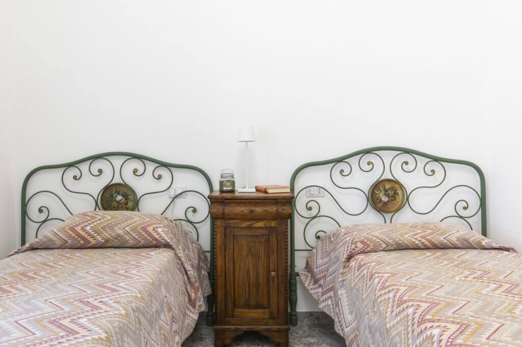 letti con spalliere verdi e dettagli in oro