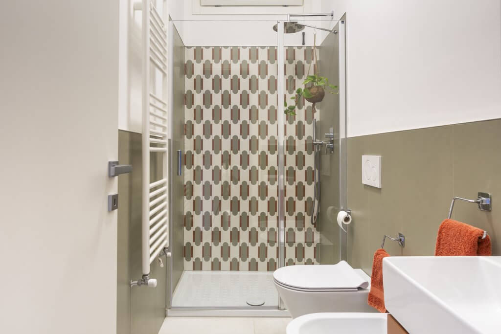 parete doccia rivestita con fantasie geometriche