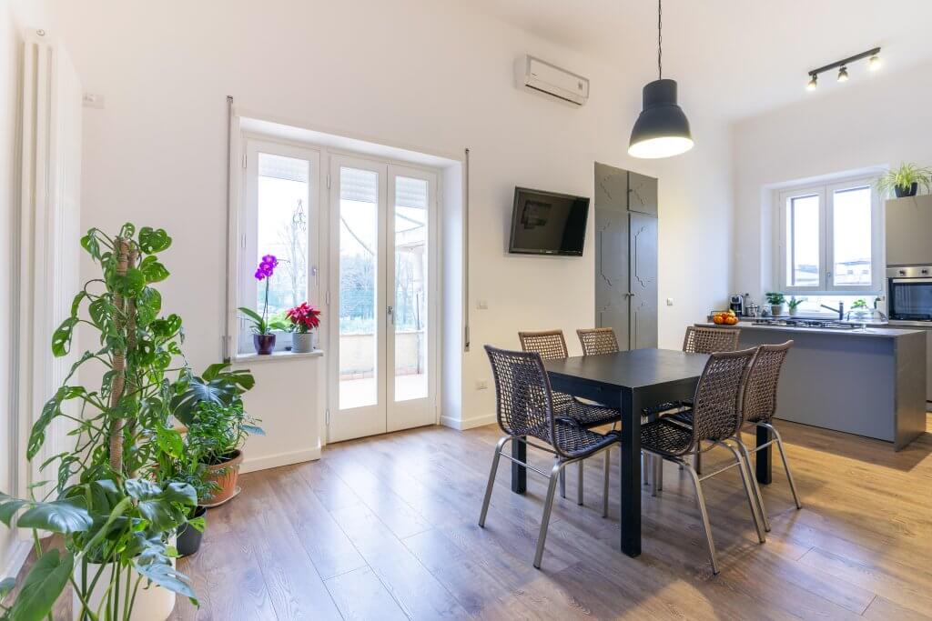tavolo in legno scuro e sedie moderne