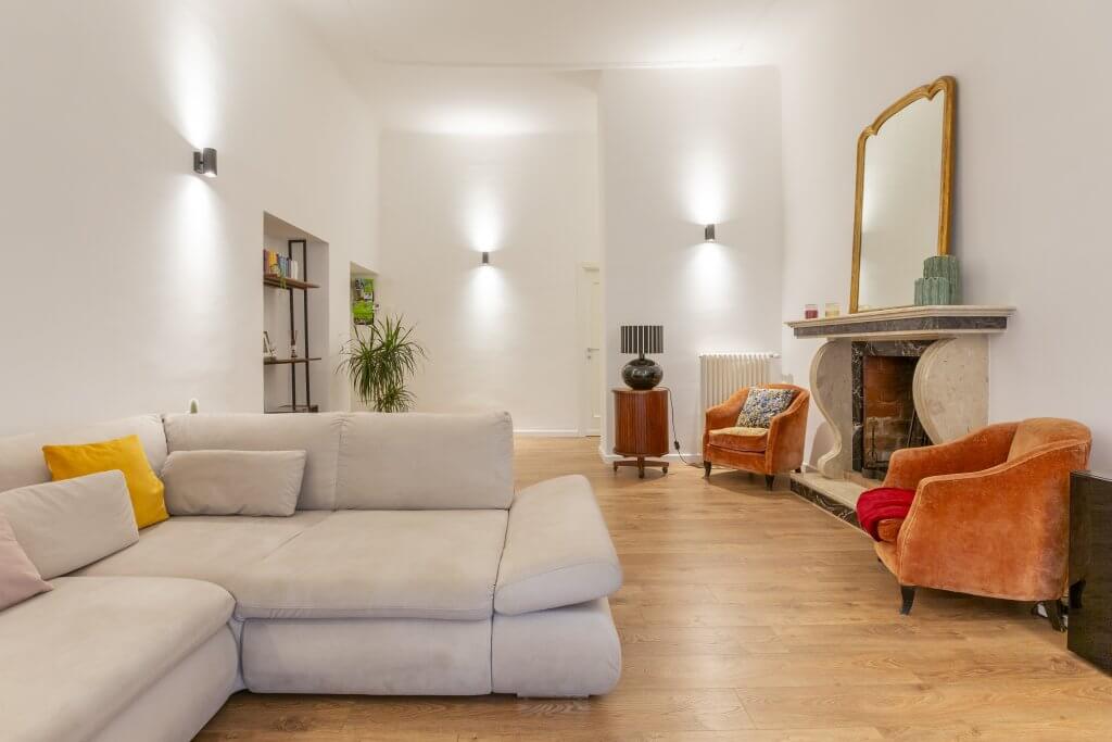 salotto con pavimento laminato color legno