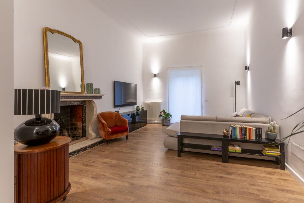 salotto con pareti bianche e laminato in legno