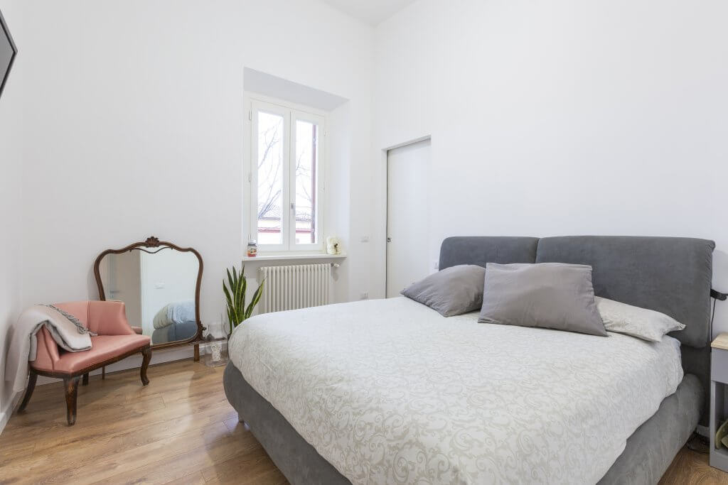 camera da letto con arredamento classico