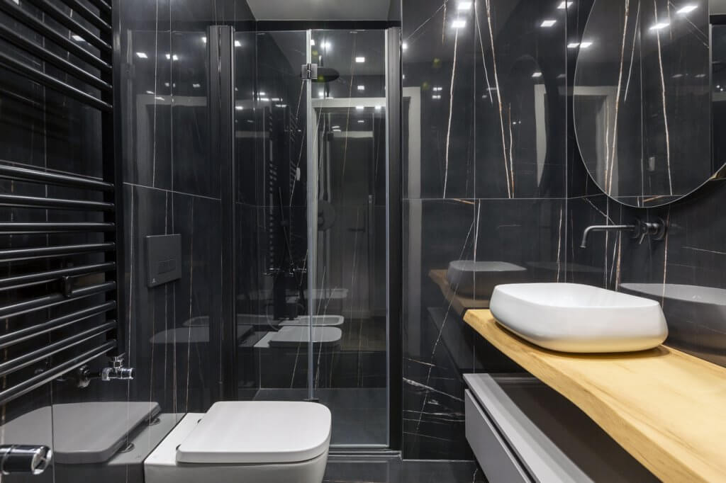 bagno con lastre effetto marmo