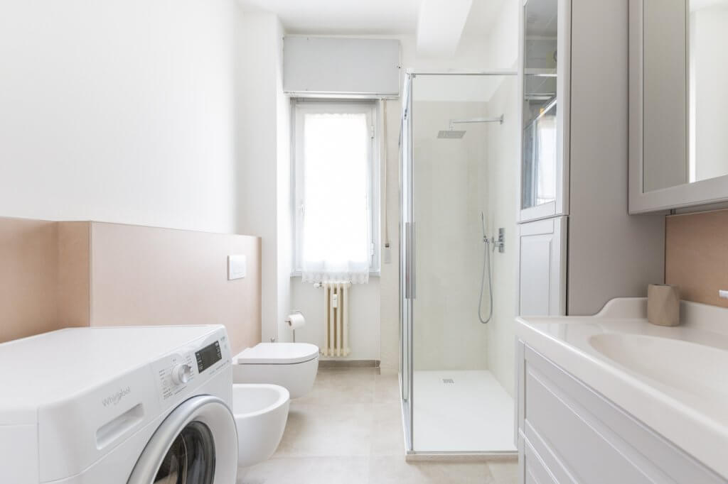 bagno con rivestimenti geometrici color cipria