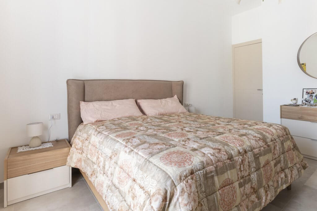 letto con testata di velluto