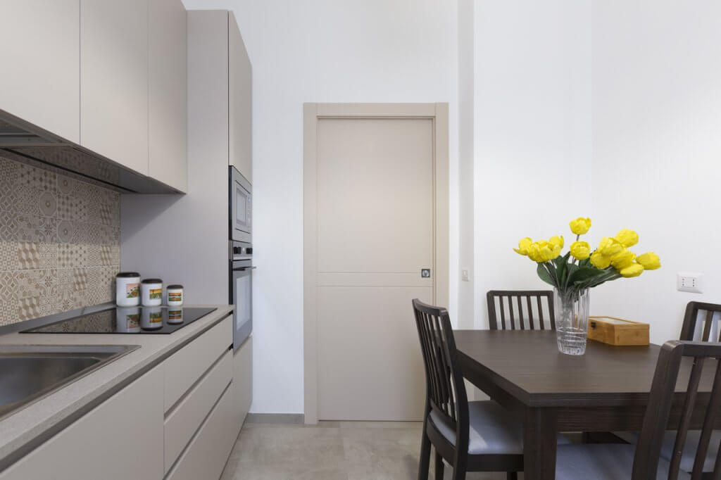 cucina con porta scorrevole