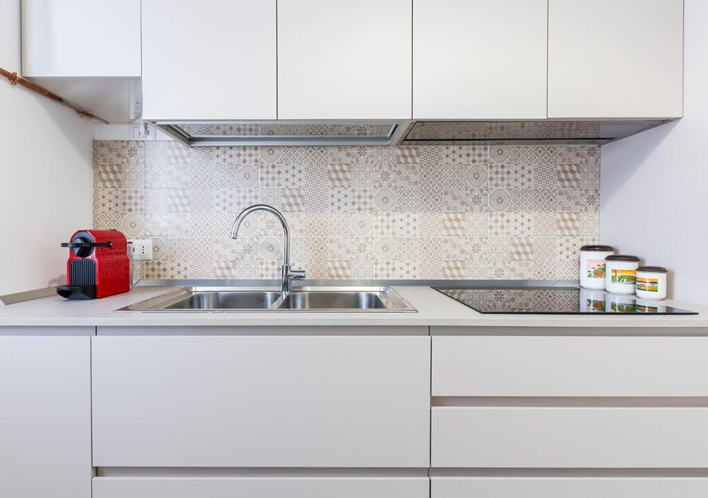 paraschizzi cucina con fantasie geometriche