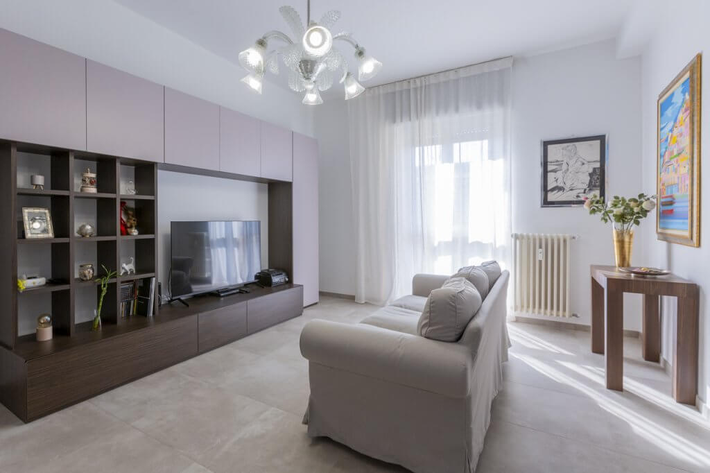 salotto con pavimento in gres parete attrezzata