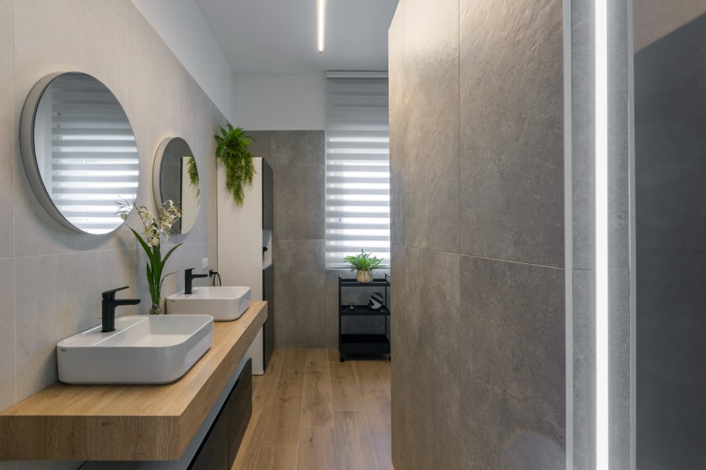 bagno con gres porcellanato con effetto fumè chiaro scuro