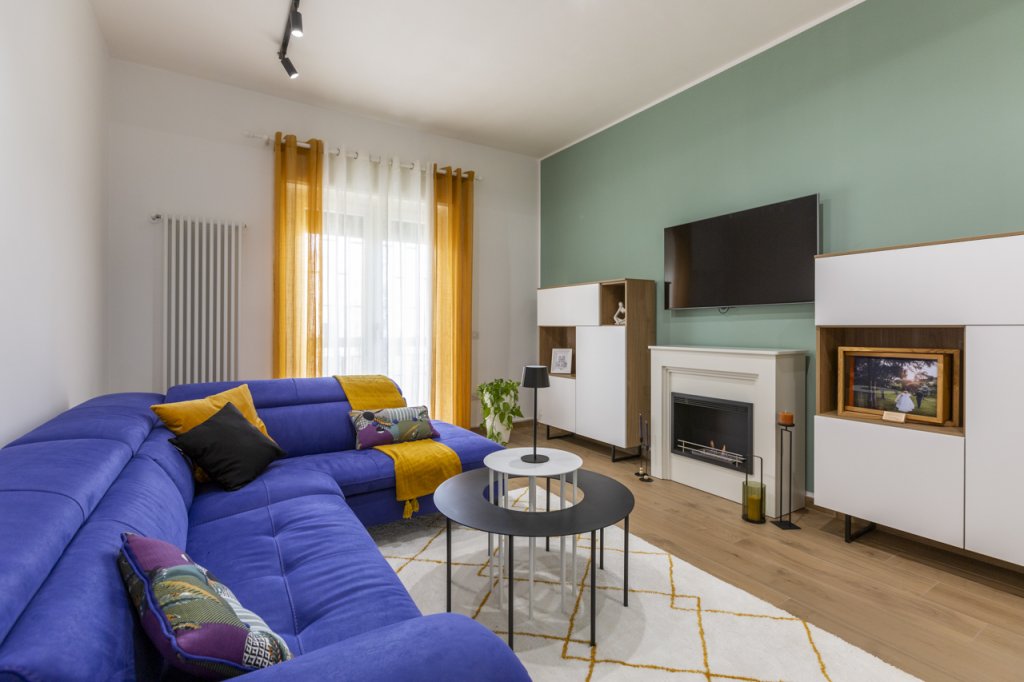 divano blu elettrico abbinato a tavolino moderno