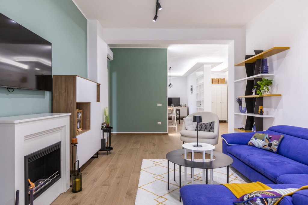 salone con pavimento in gres porcellanato chiaro