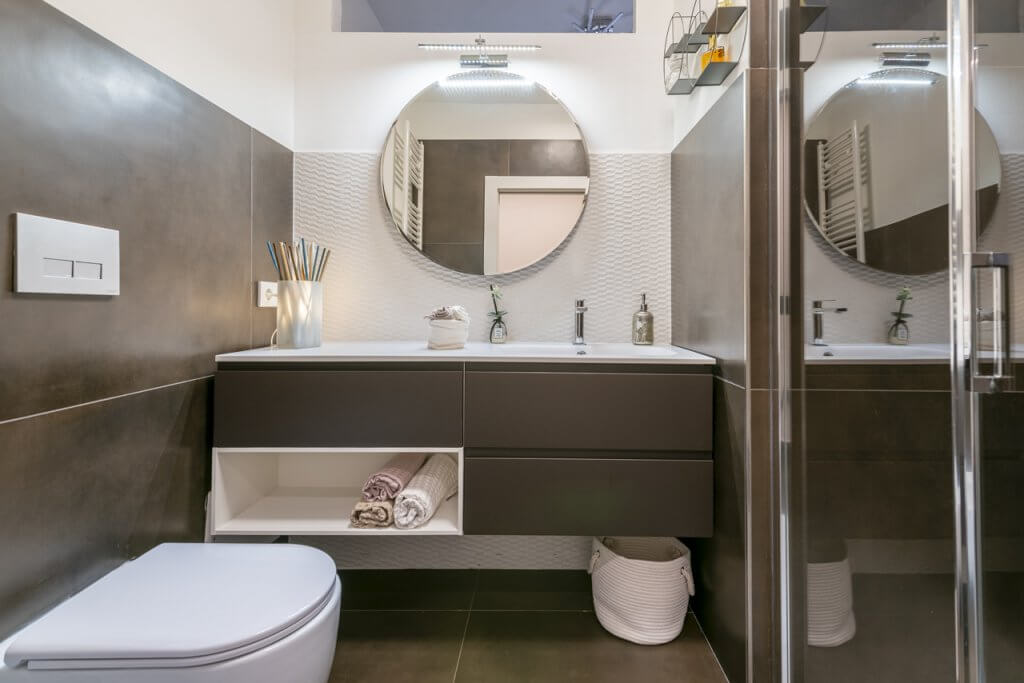 bagno con rivestimenti tridimensionali