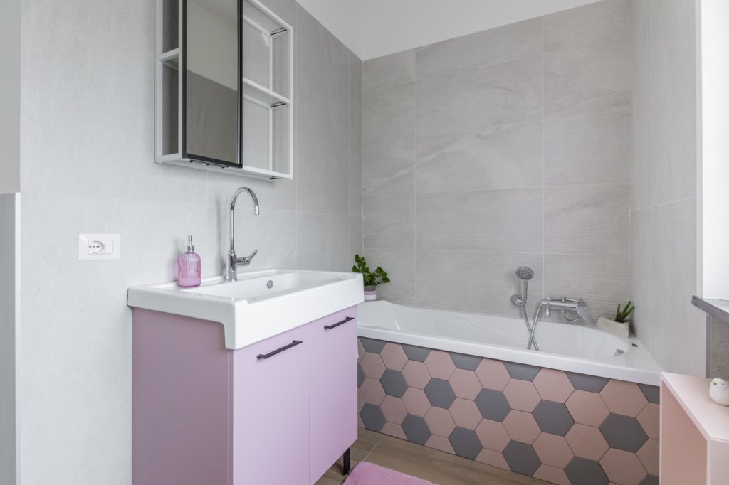 mobiletto e vasca da bagno in rosa