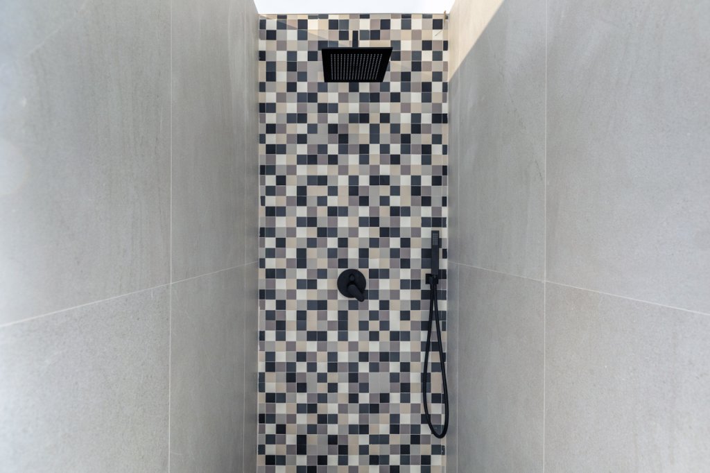box doccia con piastrelle in mosaico