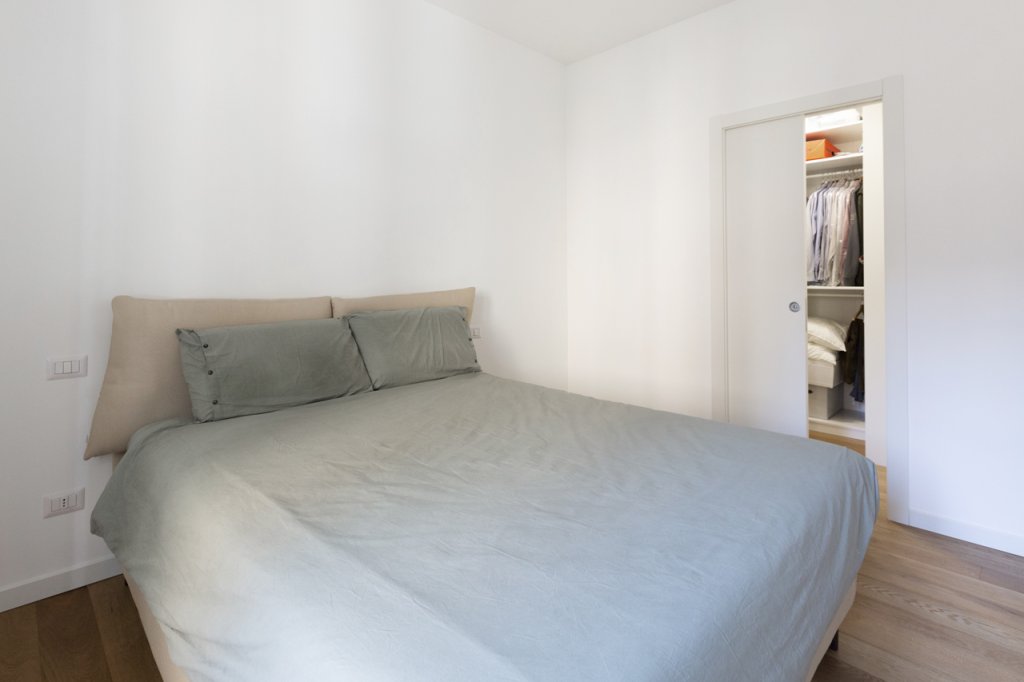 letto con testata in tessuto